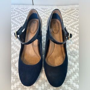 Giani Bernini Heels, Navy with Gold Clasp, Great Condition, Size 8